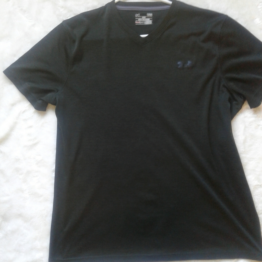 Under Armour men's large "heat gear" t shirt dark dark green almost black colour